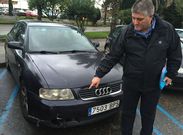 V�ctor Manuel Fern�ndez P�rez muestra los da�os sufridos por su autom�vil tras el atropello. 