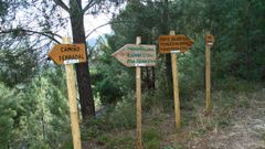 Nomes de lugar en letreiros indicadores da ruta do Cami�o do Ferradal, en Quiroga