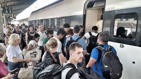 Colas para subir a los trenes