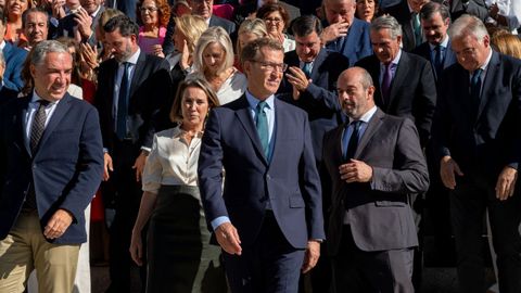Alberto N��ez Feijoo junto a los congresistas y senadores del PP.