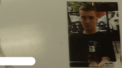 Imagen ampliada del joven junto a la cerveza