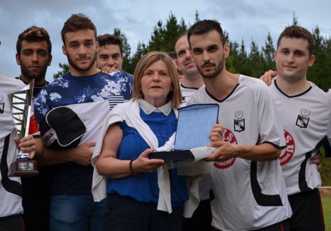 Una hija de Pedro da Cha recibe del capit�n Samuel una placa