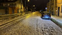 Aspecto de una carretera en Vigo por la noche, completamente cubierta de hielo