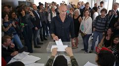 El cabeza de lista de Junts pel S�, Ra�l Romeva, deposita su voto en la urna en su colegio electoral situado en el casal Mirasol de San Cugat
