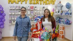 Oriana y Yeisy, en la tienda Gift Shop de O Carballio