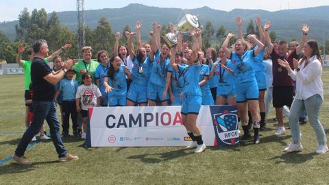 Las boirenses levantaron la copa en Padrón.