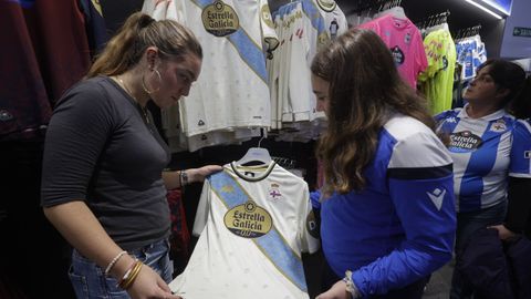 Aficionadas miran camisetas del Deportivo en la Deportienda del estadio de Riazor