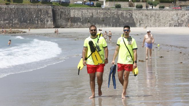 Socorristas trabajando ya en una playa en Sanxenxo, este sbado.