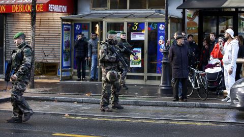 Patrulla de militares cerca del lugar de los hechos. 