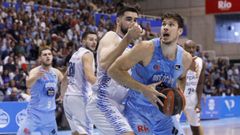 Ethan Happ intenta llegar a canasta.