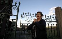 Aunque el perro de Concha ladr� hasta desga�itarse, nadie vio a los ladrones. 