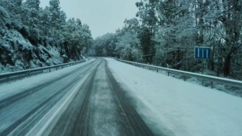 Nacional VI, subida a Teixeiro con nieve esta maana