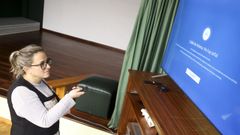 Vicky, la responsable de la cantina del local social de Esmelle, trata de encender la televisin, pero no hay seal por el viento.