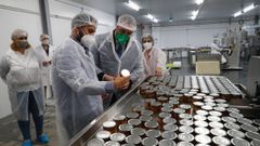 Una visita del presidente del Principado, Adri�n Barb�n, a la conservera de El Viejo Pescador en Tapia de Casariego