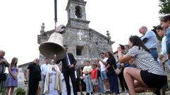 As� foi o proceso de instalaci�n da nova camp� da igrexa de Queiruga, en O Porto do Son, que causou grande expectaci�n