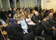 M�s de medio centenar de personas acudieron a la reuni�n con el gobierno en el consistorio de Lal�n.