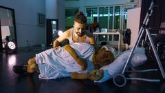 El actor, director y creador de marionetas pontevedr�s Marcos Dios Aguado, con la marioneta de tama�o humano de su proyecto �Coidad@�