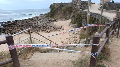 Escaleras precintadas del acceso a la playa de Foxos desde el promontorio de A Lanzada