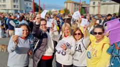 Varias personas muestran sus entradas para asistir a un concierto en Vigo.