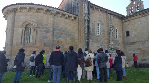Visitantes en el exterior de la iglesia de las Bernardas de Ferreira de Pantón