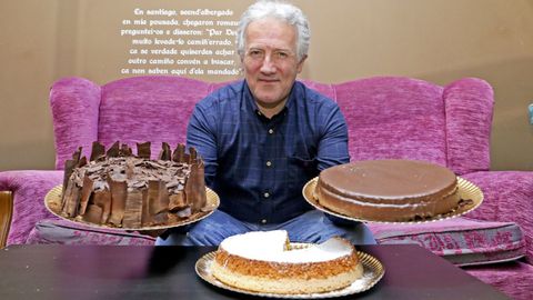 El hostelero y empresario santiagu�s Xavier Freire, uno de los dos hermanos fundadores del caf� Airas Nunes, muestra con orgullo alguna de sus ic�nicas tartas. Tambi�n satisfecho, mira a la vajilla Churchill, que sigue en el local desde que abri� en 1993: �A firma inglesa deixou de fabricala e xa s� a fan para n�s�