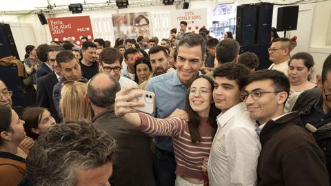 Reaparicin en la Feria de Abril de Barcelona. En su primer acto pblico tras cinco das de reflexin, el presidente del Gobierno, Pedro Snchez, acompa al candidato socialista al 12M, Salvador Illa