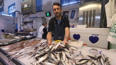 Jos Lpez en su puesto de la pescadera de Ucha la vspera de San Xon.