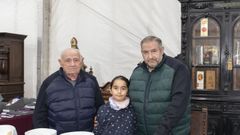 Manuel Pieiro, a la derecha, con su padre, Csar, y su hija, ayer en la Feira de Antigidades e Artesana de A Pontenova