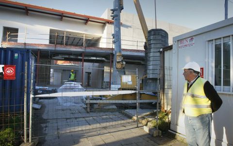 En O Esteiro hab�a ayer obreros trabajando, pese a que la Diputaci�n da la obra por parada. 