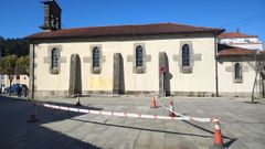 El tramo de acera en mal estado en San L�zaro, con el precinto que ha puesto el Concello.