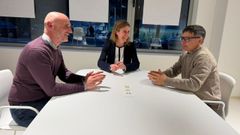 Flores, en el centro, acompa�ada de Xos� Ant�n Freire (a la derecha) y por Jos� Ram�n Basante, que tambi�n se incorporar�a a la gerencia