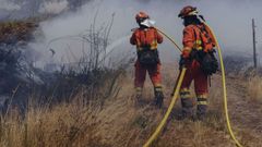 Personal de la UME trabajando en el fuego en Maceda