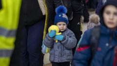 Un nio ucraniano sostiene su peluche en la estacin de Przemysl (Polonia) mientras espera un tren a Graz, en Austria.