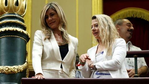 Begoña Gómez y su asesora, Cristina Álvarez, en la tribuna de público del Congreso, en una imagen de archivo.