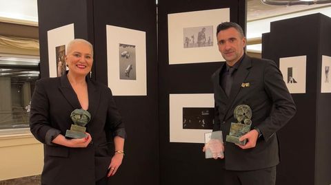 Flora y Manuel Iglesias, del estudio Lesmes, con los galardones que recogieron en la gala de la Fepfi