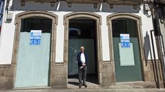 Argimiro L�pez Villauriz, primer director del Banco Sime�n en Lugo, junto al edificio del local
