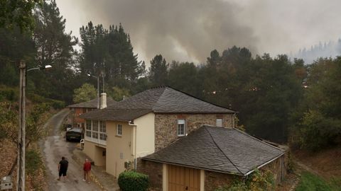 Una brigada intenta evitar que el fuego llegue a las casas de Barxa, Chavaga