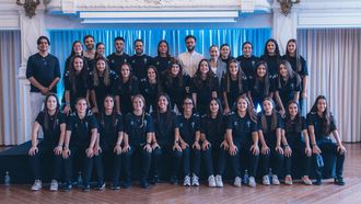 Foto de familia de la plantilla de As Celtas Sporting 2025/2026 en el homenaje recibido en A Sede.