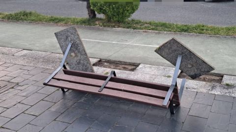 Banco que apareci� arrancado de cuajo,�llev�ndose consigo las losas de granito a las que estaba anclado.