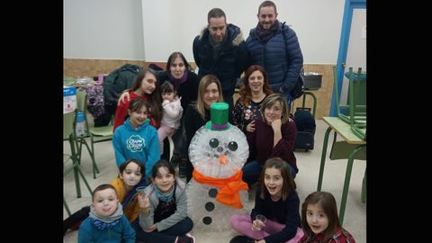 Alumnos y padres con el mu�eco de nieve hecho con vasos de pl�stico en el colegio Novo Mier