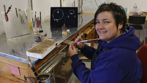 Sonia Ares tiene su taller de joyer�a artesana en Li�ares (Rois), en cuyo entorno se inspira