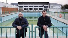 Los ahora socios, con la piscina y el resto de las instalaciones detrás