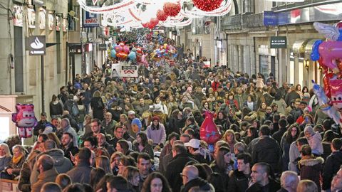 La Calle Prncipe, en Vigo, repleta durante la campaa de Navidad