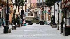 Un veh�culo del Ej�rcito de Tierra pasa este mi�rcoles por el centro de Oviedo