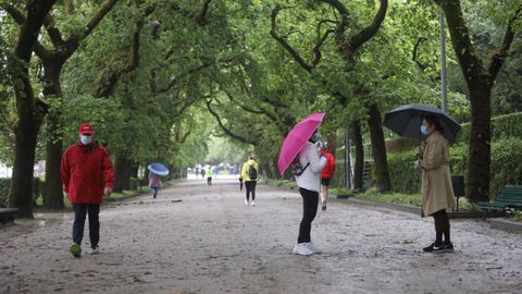 Gente caminando o haciendo deporte por la Alameda compostelana