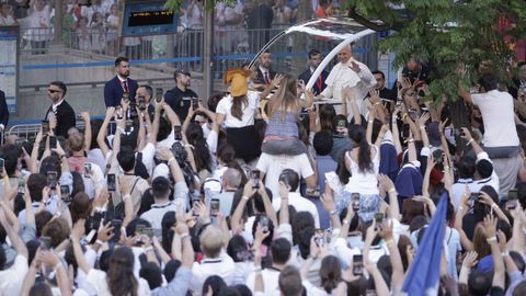 El papa Le�n XIV, a su llegada a la plaza de Lima.