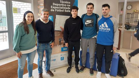 El tutor, Isidro Grela, segundo por la izquierda,, junto a varios alumnos del ciclo de ftbol sala