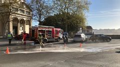 Efectivos de la Polic�a Local de A Coru�a y bomberos en el lugar del accidente