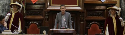 Xulio Ferreiro pronuncia su discurso de inicio del mandato en la mesa presidencial del sal�n de plenos tras ser elegido alcalde. 