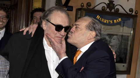 El actor Gerard Depardieu y el fot�grafo Rino Barillari, este lunes en el bar donde se produjo la agresi�n en el a�o 2004